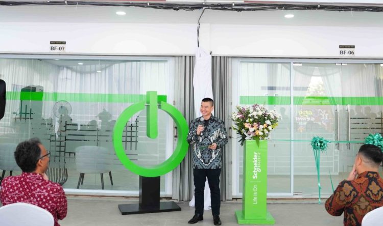 Martin Setiawan, President Director Schneider Electric Indonesia & Timor Leste memberi sambutan dalam peresmian Service Hub Batam.