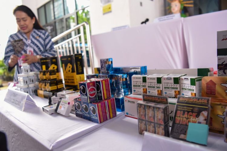 Kadis Perindustrian, Perdagangan, dan Koperasi UKM Provinsi DKI Jakarta Elizabeth Ratu Rante Alo menunjukkan sejumlah produk farmasi ilegal saat rilis hasil penindakan gudang sediaan farmasi ilegal di Kantor BBPOM di Jakarta, Cilangkap, Jakarta Timur, Kamis (13/11/2025). (Antara)
