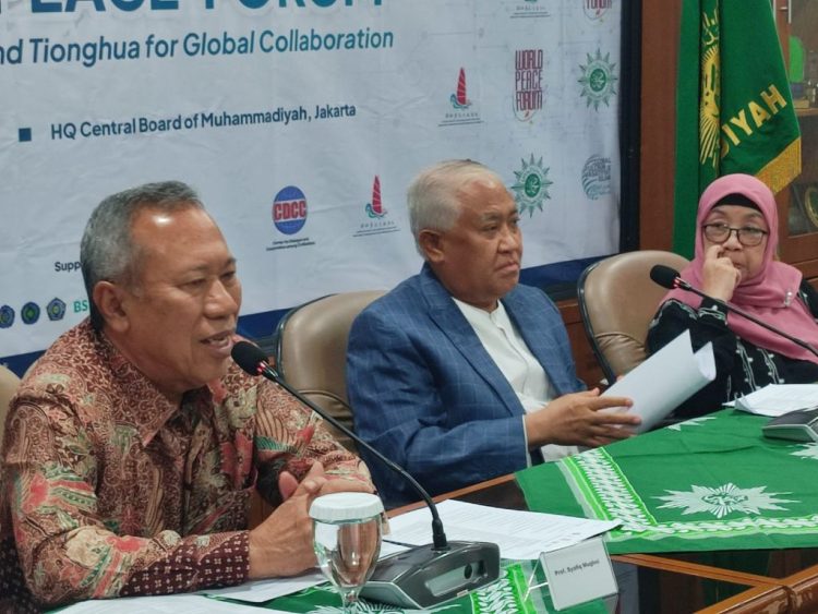 Ketua Pimpinan Pusat (PP) Muhammadiyah Prof. Dr. Syafiq A Mughni dan Prof Din Syamsuddin saat menyampaikan rencana event Word Peace Forum di Jakarta, Kamis (6/11/2025)